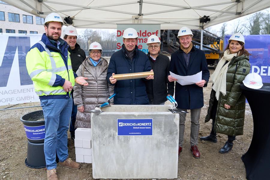 Stadtdirektor Burkhard Hintzsche (4.v.l.) nimmt gemeinsam mit Dagmar Wandt (3.v.l.), Leiterin des Amtes für Schule und Bildung, sowie IPM-Geschäftsführer Michael Köhler (l.) und Schulleiter Peter Goerdt (2.v.r.) und weiteren Beteiligten die Grundsteinlegung für die Dependance der Gutenberg-Schule vor
