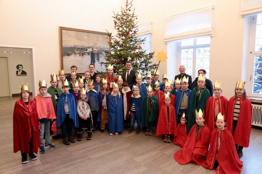 Bürgermeister Fabian Zachel mit den Sternsingern im Rathaus
