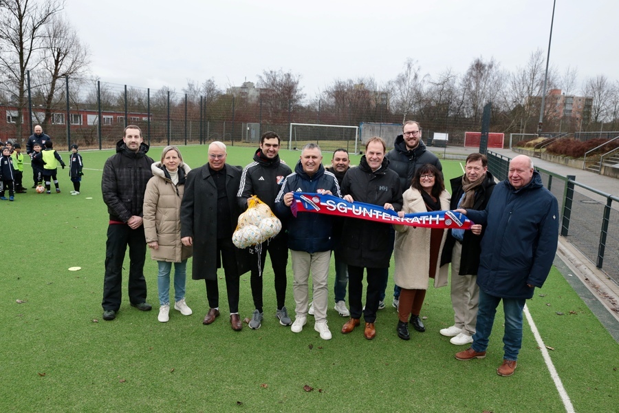 OB Dr. Keller überreichte dem 1. Vorsitzenden der SG Unterrath, Tomislav Ivancic, zudem ein Netz mit Bällen für den Jugendsport