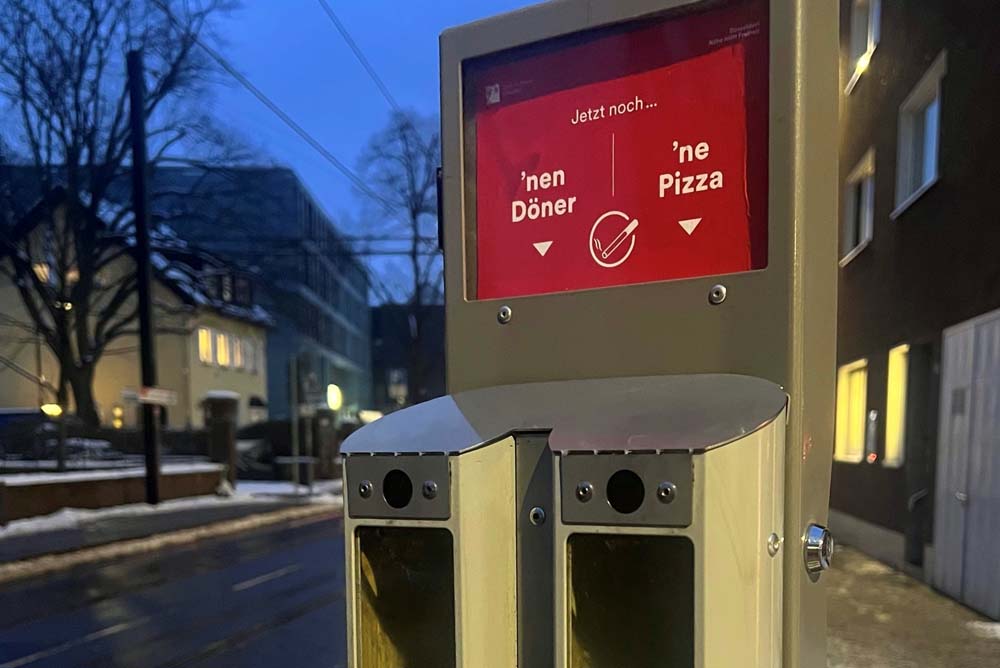 Abstimm-Ascher an der Rheinbahn-Haltestelle "Hardenbergstraße"
