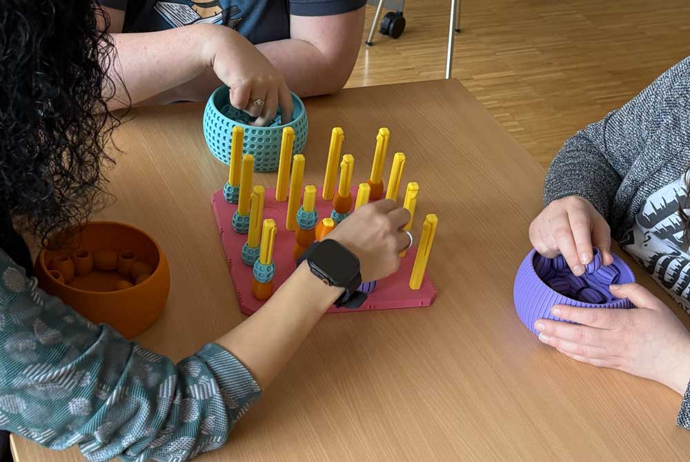 Menschen spielen zusammen