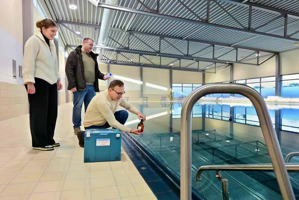 Sophie Berger vom Fachbereich Sport und Sportförderung, Andre Brockers, Projektleitung beim Zentralen Gebäudemanagement, und Marian Wojatschek vom Hygiene-Labor des Helios-Klinikums