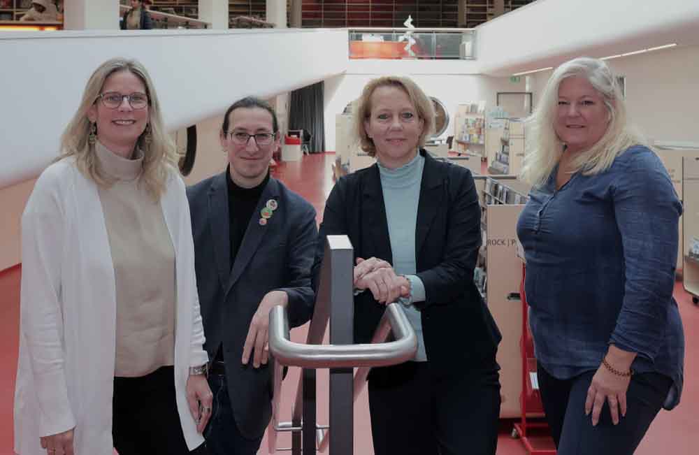 Kristine Günther, stellvertretende Leiterin der Mediothek Krefeld, Simon Hoffmann, Leiter der Mediothek Krefeld, Geja Olijnsma, Leiterin der Stadtbibliothek Venlo, Nina Krockow, Projektleiterin des Deutsch-Niederländischen Hauses in Venlo