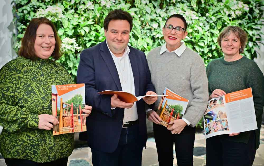 Susanne Döhnert vom Bildungsmonitoring, Stadtdirektor Markus Schön, Fachbereichsleiterin Ellen Schönen und Katrin Weisker als Leiterin des Pädagogischen Dienstes