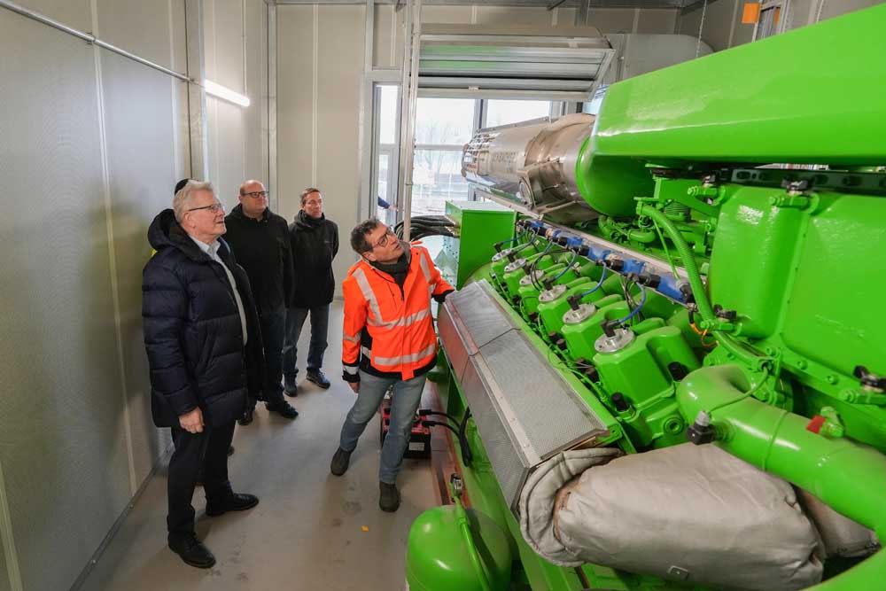 Lothar Ziegler, der Leiter des Klärwerks, erläutert zusammen mit dem Leiter des Tiefbauamts der Stadt Bayreuth, Christoph Batschkat, und Projektleiter Volker Stolbinger (ebenfalls Tiefbauamt) Oberbürgermeister Thomas Ebersberger die Funktionsweise eines der drei Blockheizkraftwerke