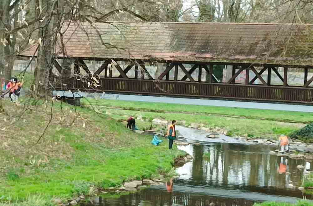 Müllsammelaktion des Stadtbauhofs entlang des Roten Mains