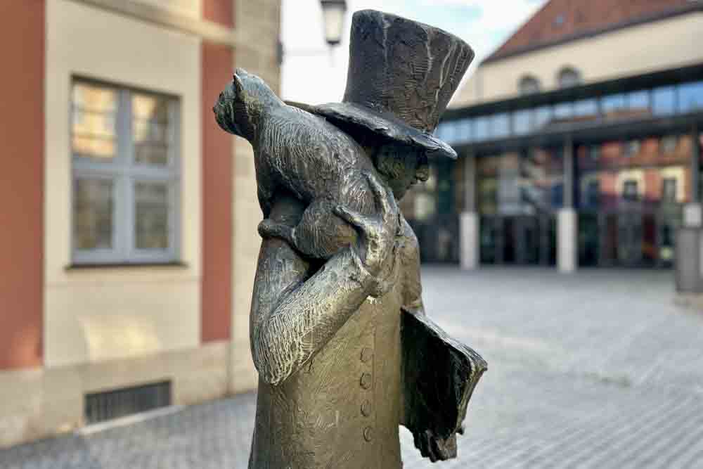 E.T.A.-Hoffmann-Statue vor dem gleichnamigen Theater