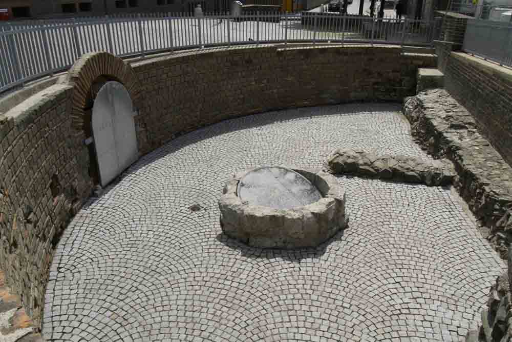 Blick in die Apsis vor Beginn der Ausgrabung