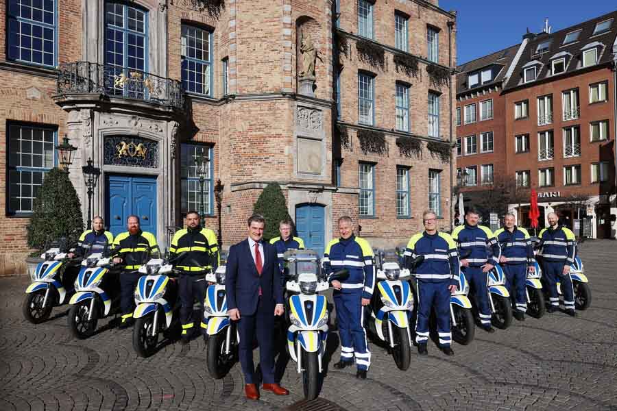 Ordnungsdezernent Christian Zaum bei der Übergabe von zehn neuen Motorrollern an das Ordnungsamt