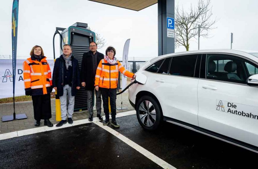 Christine Baur-Fewson, Direktorin der Autobahn GmbH Niederlassung Südwest mit Steffen Szeidl, Sprecher des Vorstandes der Drees & Sommer SE, und Dr. Burkhardt Seizer, Geschäftsführer der autostrom.plus GmbH
