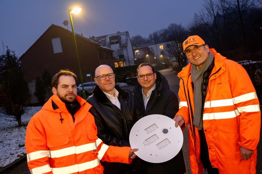 André Weldert, Sachgebiet Planung und Bau Straßenbeleuchtung des Amts für Straßen und Verkehr, Gerd Mittich, Leiter Kommunales Partnermanagement Region Rhein-Ruhr Westenergie AG, Oberbürgermeister Thomas Kufen, Dirk Langner, Sachgebietsleitung Straßenbeleuchtung und Straßenbetrieb des Amts für Straßen und Verkehr