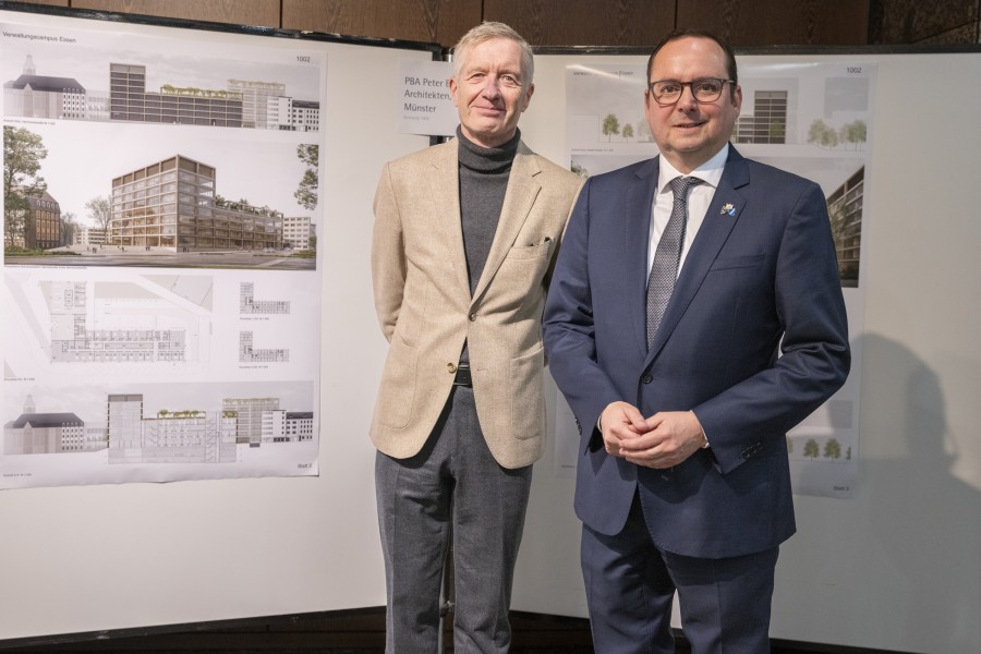 Oberbürgermeister Thomas Kufen mit dem Architekten Peter Bastian vor dem prämierten Entwurf des Planungsbüros PBA Peter Bastian Architekten aus Münster