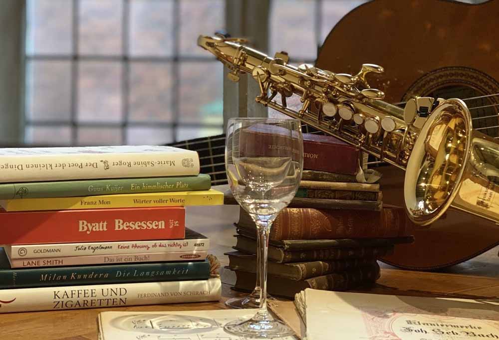 Musikinstrumente, Weinglas, Bücher