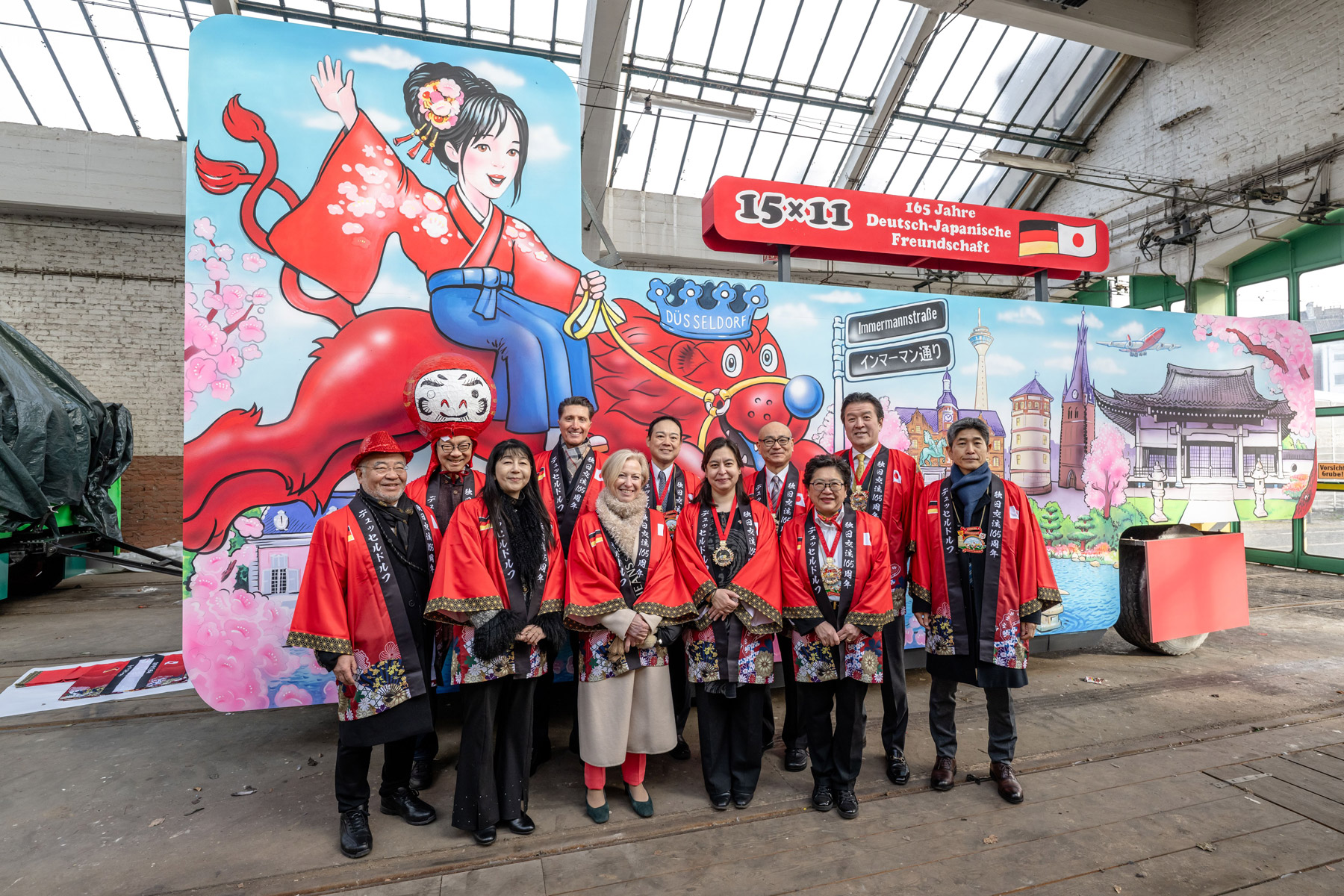 Japanische Gemeinde mit eigenem Wagen im Düsseldorfer Rosenmontagszug