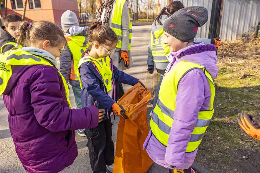 Kinder beim Frühjahrsputz