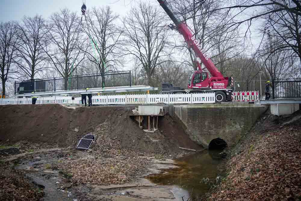 Einbau der Brücke an der Uhlandstraße