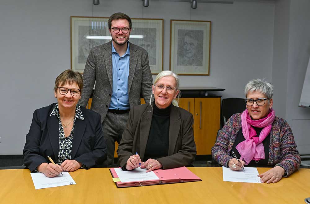 Hanaus Bürgermeister Dr. Maximilian Bieri, Heike Hengster, Vorsitzende der Geschäftsführung der Agentur für Arbeit Hanau, Petra Dinger, Leiterin des Amts für Soziale Prävention der Stadt Hanau, und Monika Wendt, Geschäftsführerin des Jobcenters Hanau
