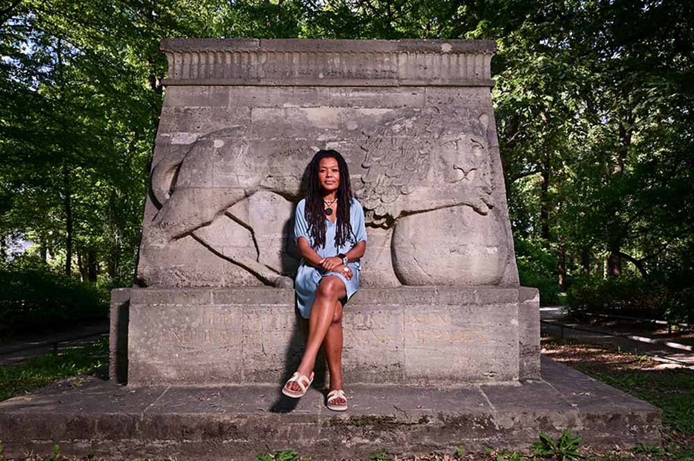 patricia kaersenhout vor dem Kolonialdenkmal Braunschweig