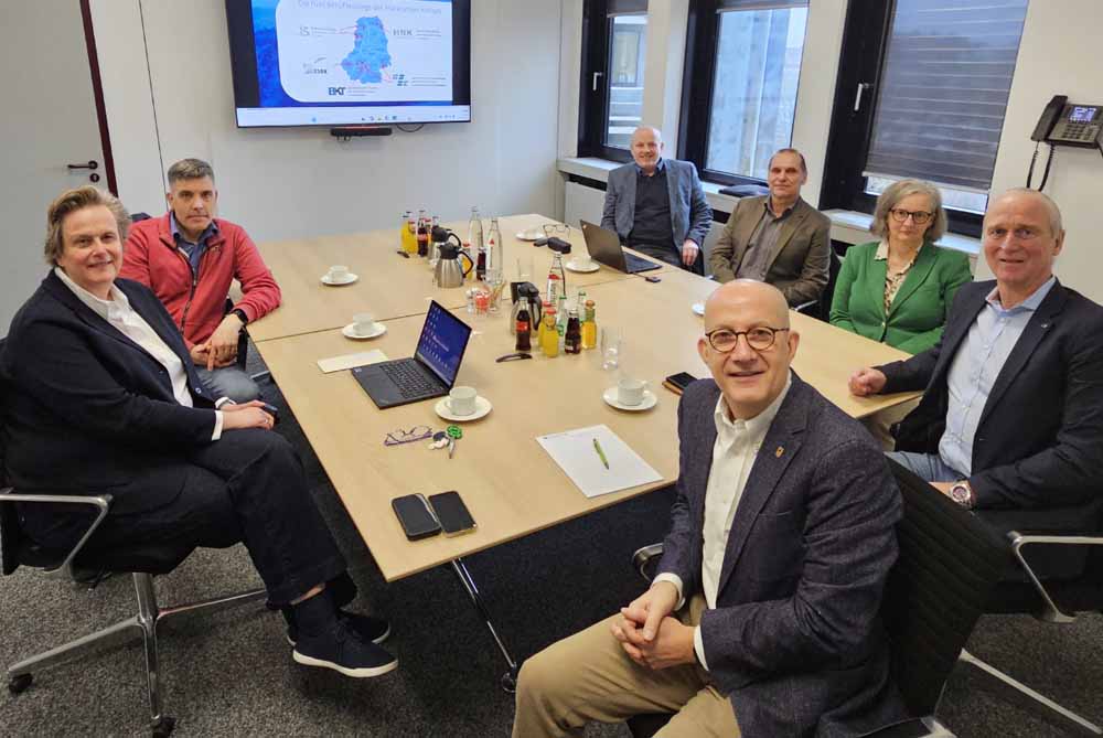 Armin Voß (Gertrud-Bäumer-Berufskolleg Lüdenscheid), Anja Tadday-Schlichting (Fachdienstleiterin Schulen), Landrat Ralf Schwarzkopf, Matthias Lohmann (Berufskolleg für Technik Lüdenscheid), Helga Bendick (Hönne-Berufskolleg Menden), Josef Schulte (Berufskolleg Iserlohn) und Ulrich Fröndhoff (Eugen-Schmalenbach-Berufskolleg Halver)