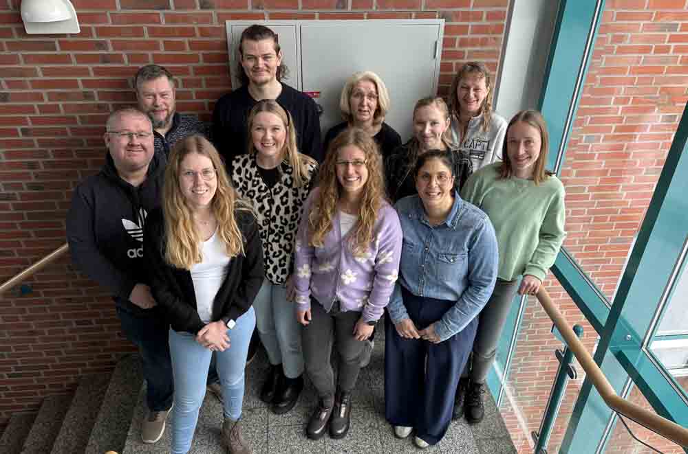 Hintere Reihe, v.l.n.r.: Alexander Hülper (Rhauderfehn), Jelde Bockelmann (Landkreis Leer), Bettina Aden (Uplengen), Nicole Beck (Ostrhauderfehn) Mittlere Reihe, v.l.n.r.: Heiko Tinnemeyer (Ostrhauderfehn), Anna-Lena Rademacher (Uplengen), Lisa Henken (Westoverledingen), Kirsten Beening (Westoverledingen) Vordere Reihe, v.l.n.r.: Jana Bergmann (Jümme), Nadja Schilling (Uplengen), Veronica Taha (Weener)