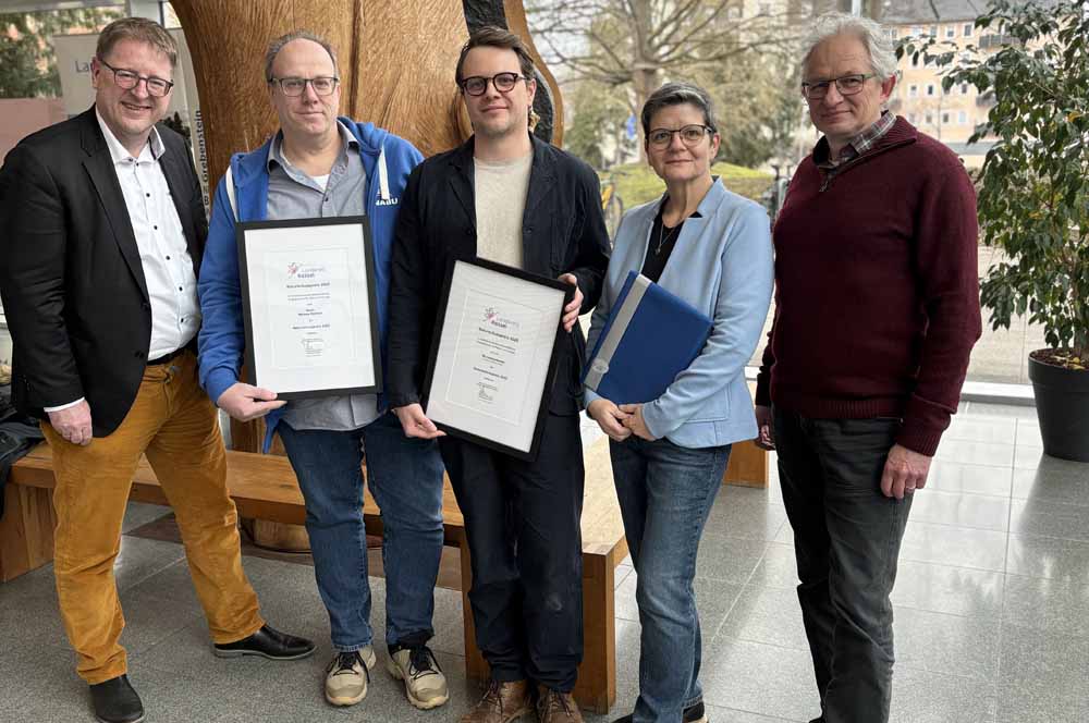 Markus Dietrich sowie Julian Höfner und Birte Behr von der Christine-Brückner-Schule mit Umweltdezernent Thomas Ackermann und UNB-Leiter Roman Krettek