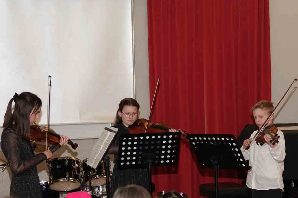 Das Violinen-Trio Adina Schmidt, Marie Kraft und Silas Kagelmann