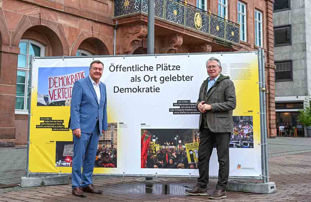 Hanaus Oberbürgermeister Claus Kaminsky und Martin Hoppe, Fachbereichsleiter Kultur, Stadtidentität und Internationale Beziehungen der Stadt Hanau