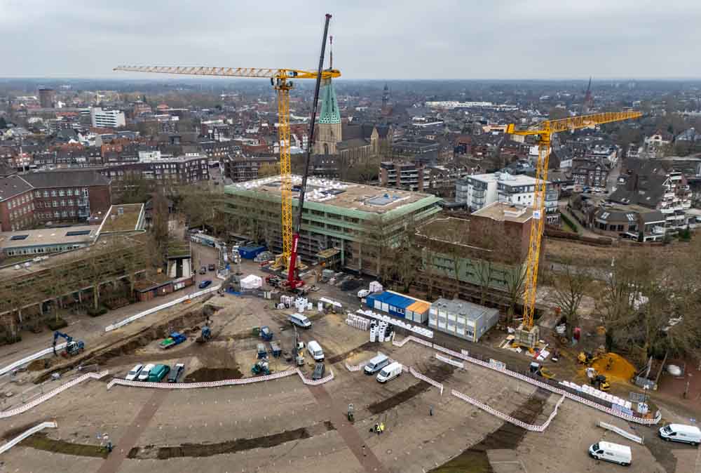 Der zweite Kran ist knapp zehn Meter höher, als sein "kleiner Bruder"