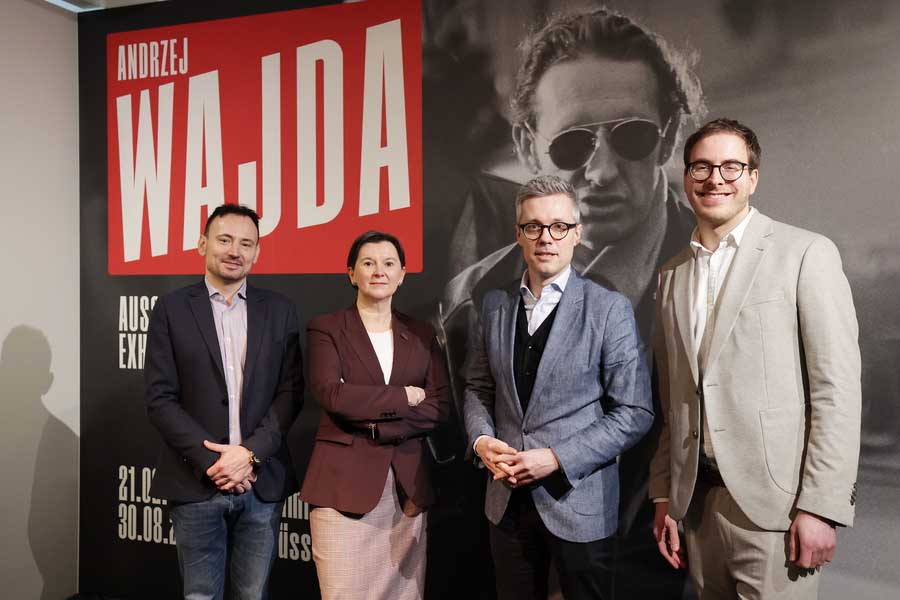 Kurator Philipp Hanke, stellvertretender Leiter des Filmmuseums, Rafał Sobczak, Direktor des Polnischen Instituts Düsseldorf, Katarzyna Nowak, Direktorin des Museums für Japanische Kunst und Technologie Manggha in Krakausowie sowie Kurator Rafał Syska