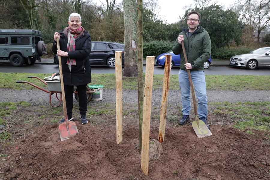 Doris Törkel, Leiterin des Garten-, Friedhofs- und Forstamts, und Julian Peine, Abteilungsleiter Gartenanlagen