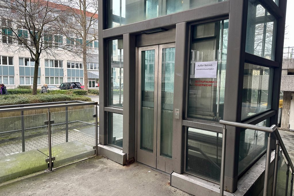 Glasaufzug am Rathaus I in Iserlohn vorübergehend außer Betrieb