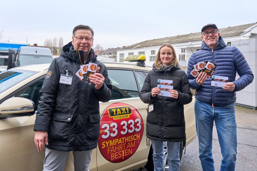 Wolfhard Bisges und L. Mund von der Fachstelle Sexuelle Gesundheit im Gesundheitsamt mit Dennis Klusmeier, Leiter von Taxi Düsseldorf