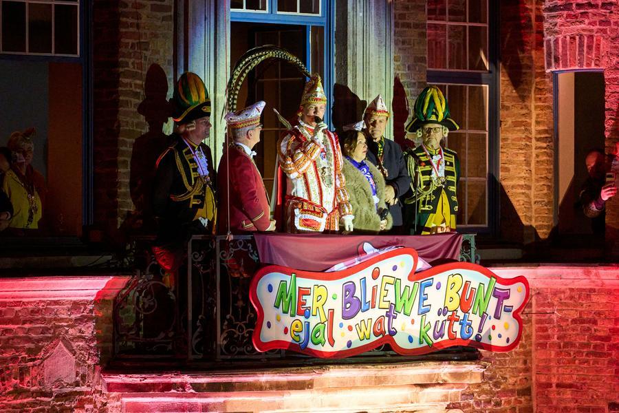 Oberbürgermeister Dr. Stephan Keller und CC-Präsident Lothar Hörning verabschiedeten das Prinzenpaar Prinz Marcus I. und Venetia Nicole auf dem Rathausbalkon