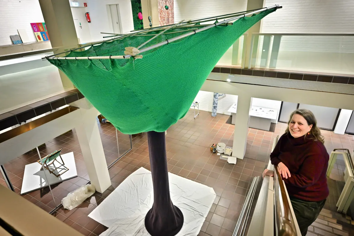 Museumsleiterin Annette Schieck beim Aufbau der Ausstellung "Sehnsucht Wald"