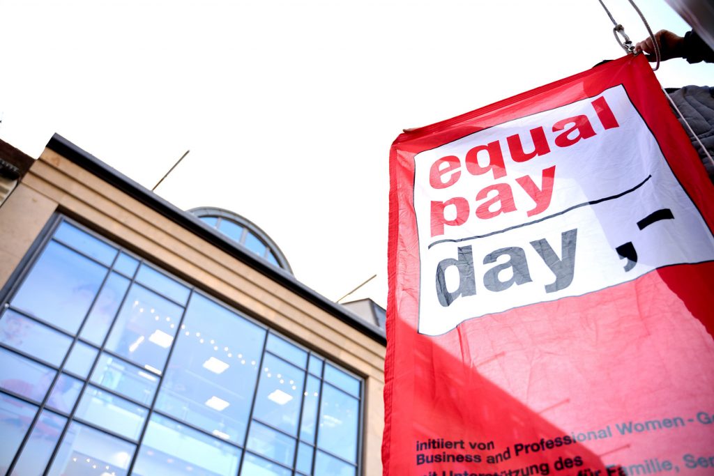 Equal Pay Day Fahne Bamberg_ CC Sonja Seufferth