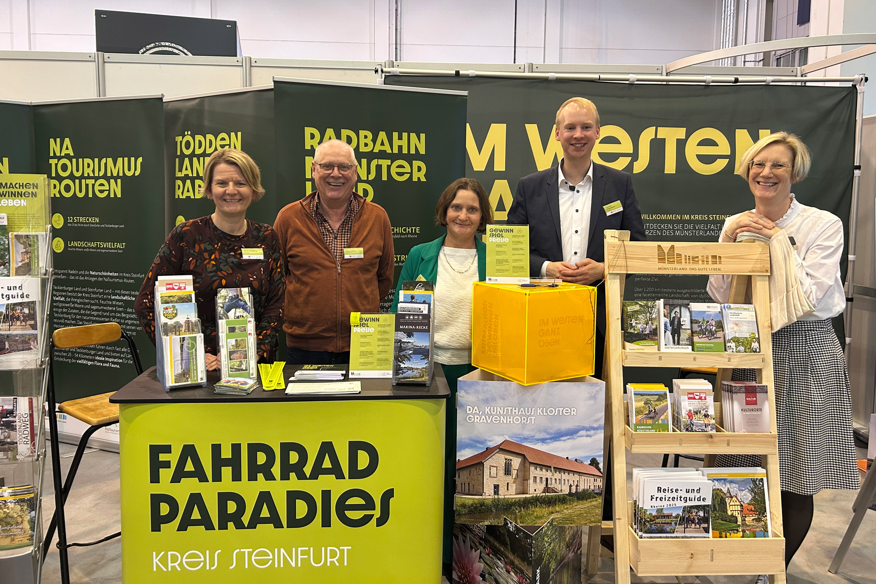 Fahrrad Essen 2025“ war der Stand des Kreises Steinfurt ein voller Erfolg, über den sich während des Messeauftrittes im vergangenen Jahr freuten (v.l.n.r.): Kirsten Weßling, Hubert Pinke (Touristik Recke), Sabine Simikin-Escher (Stadtmarketing Ibbenbüren), Cornelius Hindersmann und Vivian Ewald (Rheine.Tourismus.Veranstaltungen.)