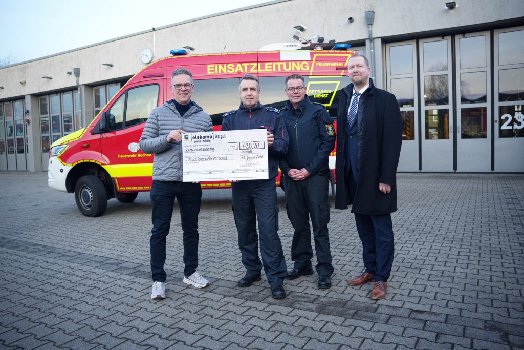 Alexander Elskamp (von links) überreichte die Erlöse der Aktion an Marco Heisterkamp und Dirk Arping von der Bocholter Feuerwehr. Erster Stadtrat und Feuerwehrdezernent Björn Volmering bedankte sich im Namen der Stadt Bocholt_CC Stadt Bocholt