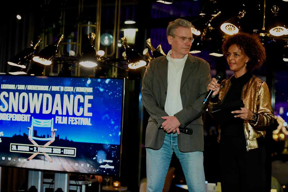 Festival-Chef Tom Bohn mit Moderatorin Dennenesch Zoudé bei der Preisverleihung 2025