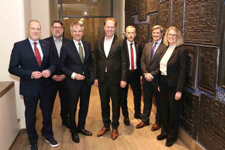 Michael Kregel, Kreishandwerksmeister, Johannes Kamm, Kreishandwerkerschaft, Andreas Ehlert, Handwerkskammer, OB Dr. Stephan Keller, Dr. Axel Fuhrmann, Handwerkskammer, Wirtschaftsdezernent Christian Zaum, Dr. Jutta Peters, Wirtschaftsförderung