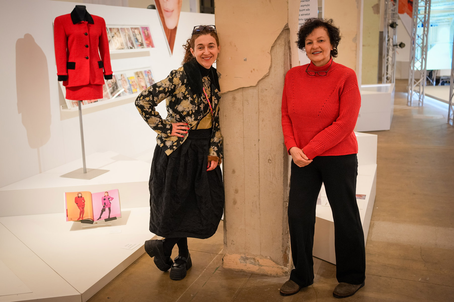 Gemeinsam bereiten Bocholts Gleichstellungsbeauftragte Astrid Schupp (rechts) und Museumsleiterin Valentina Vlašić den Frauentag vor_CC Stadt Bocholt