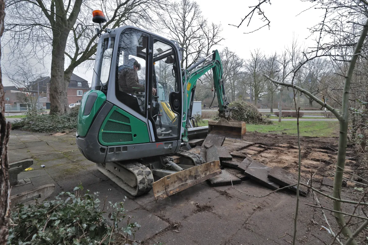 Bagger entfernt Steinplatten