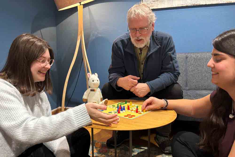 Marie Bonfig, Lambert Zumbrägel und Julia Albrecht, Mitarbeitende der Stadtbücherei