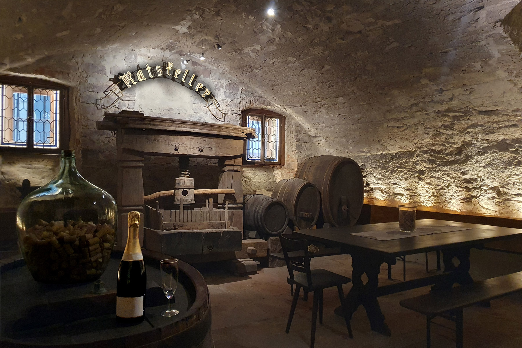 Weinprobe im Gewölbekeller des Grafschaftsmuseum Wertheim