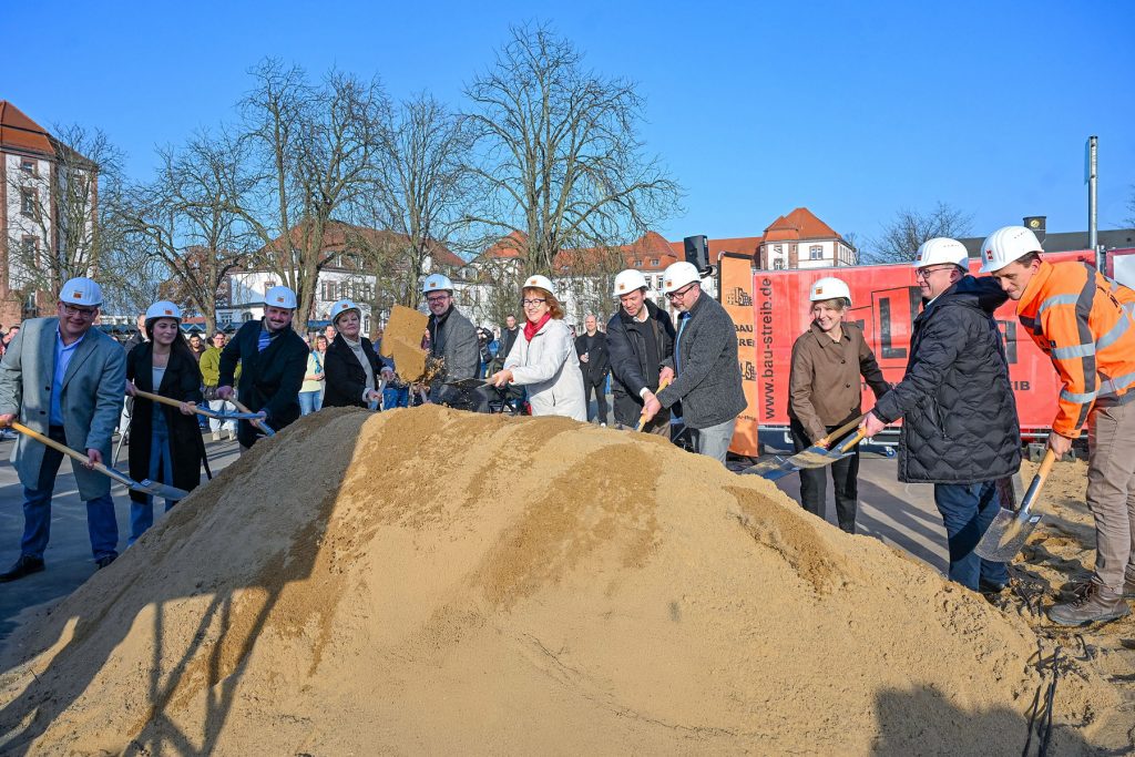 Gemeinsamer Spatenstich am Schulzentrum Hessen-Homburg_CC Moritz Göbel