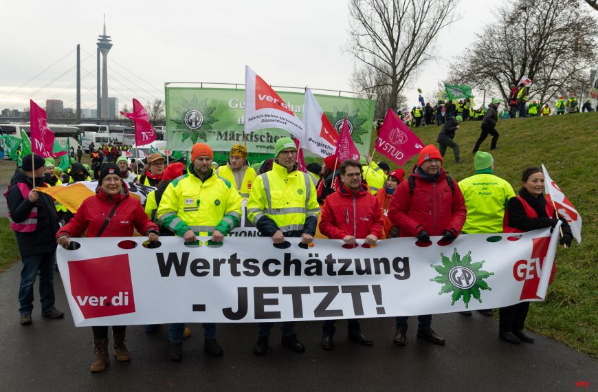 NRW-Streiktag: 10.000 Teilnehmende in Düsseldorf