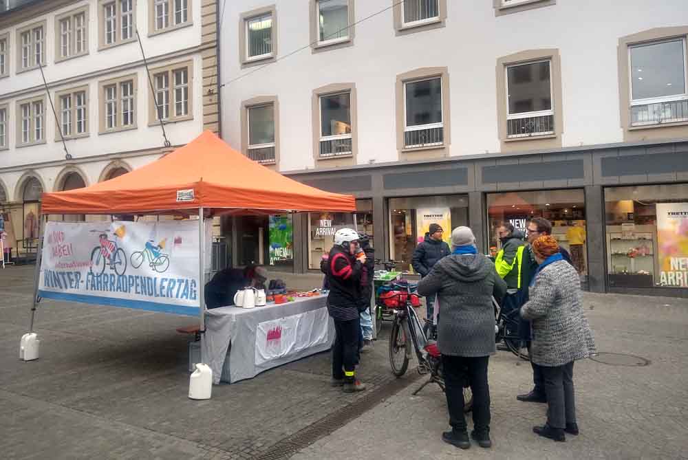 Der jetzige Oberbürgermeister Martin Heilig am Infostand zum Winterradeln im Februar 2025