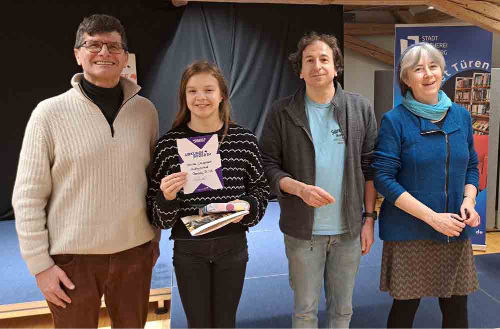 Matilda Weissenböck mit Mäc Härder (Jury), Christian Köstner (Jury) und Anja Hartmann (Stadtbücherei)