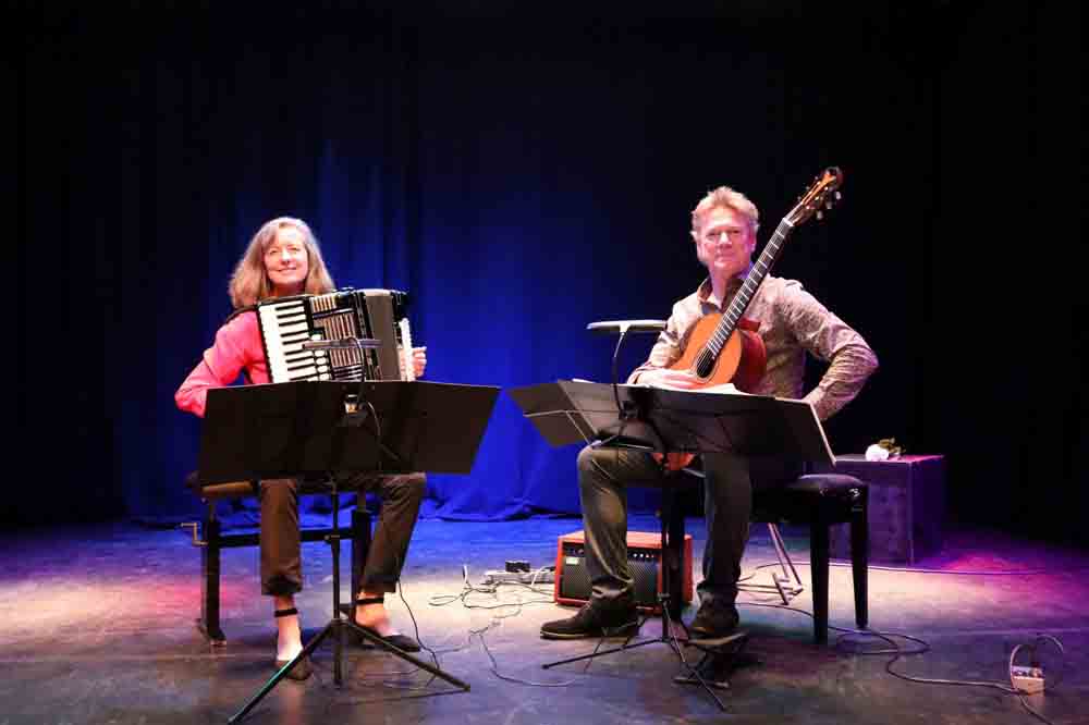 Akkordeonistin Stefanie Schulte-Hoffmann und Gitarrist Peter Brekau