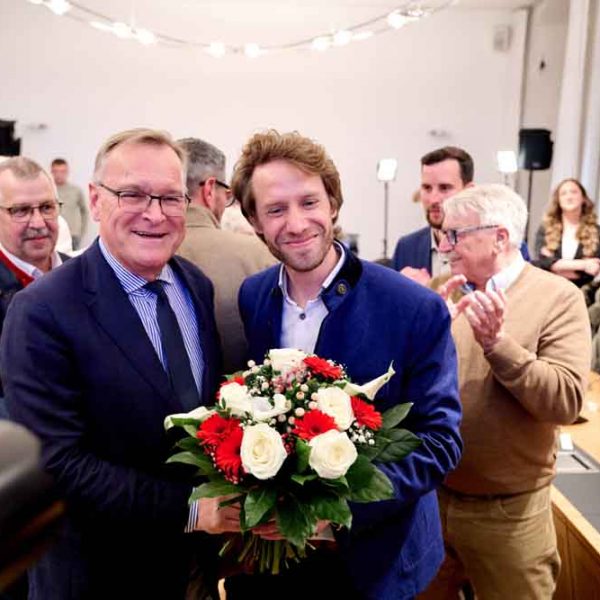Oberbürgermeister Andreas Starke gratuliert seinem Nachfolger Sebastian Martins Niedermaier zum Sieg bei der Stichwahl