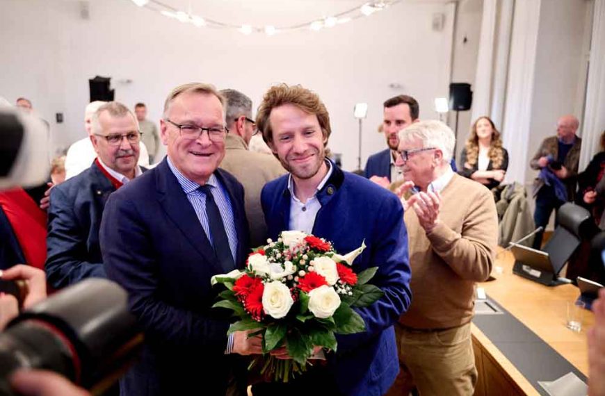 Oberbürgermeister Andreas Starke gratuliert seinem Nachfolger Sebastian Martins Niedermaier zum Sieg bei der Stichwahl